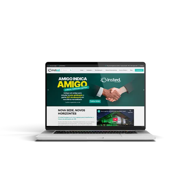 Foto de um computador acessando o site da faculdade Insted